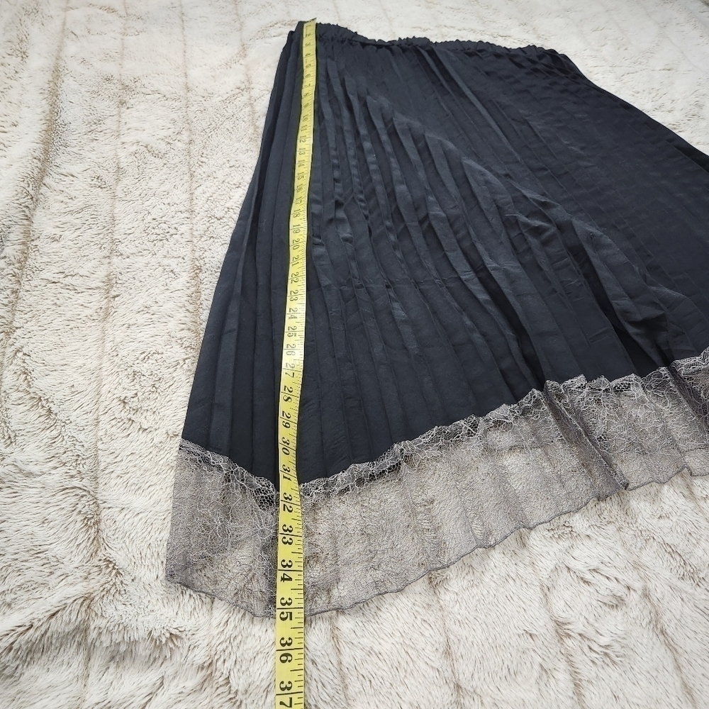 Midi skirt Pleated with lace trim Asymmetrical Black color LORI GOLDSTEIN - Picture 12 of 14